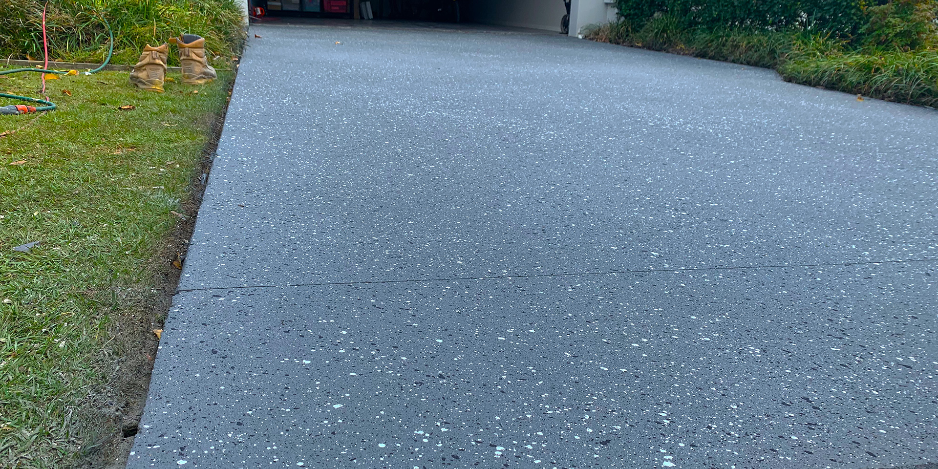reseal and colour flecks concrete driveway gold coast